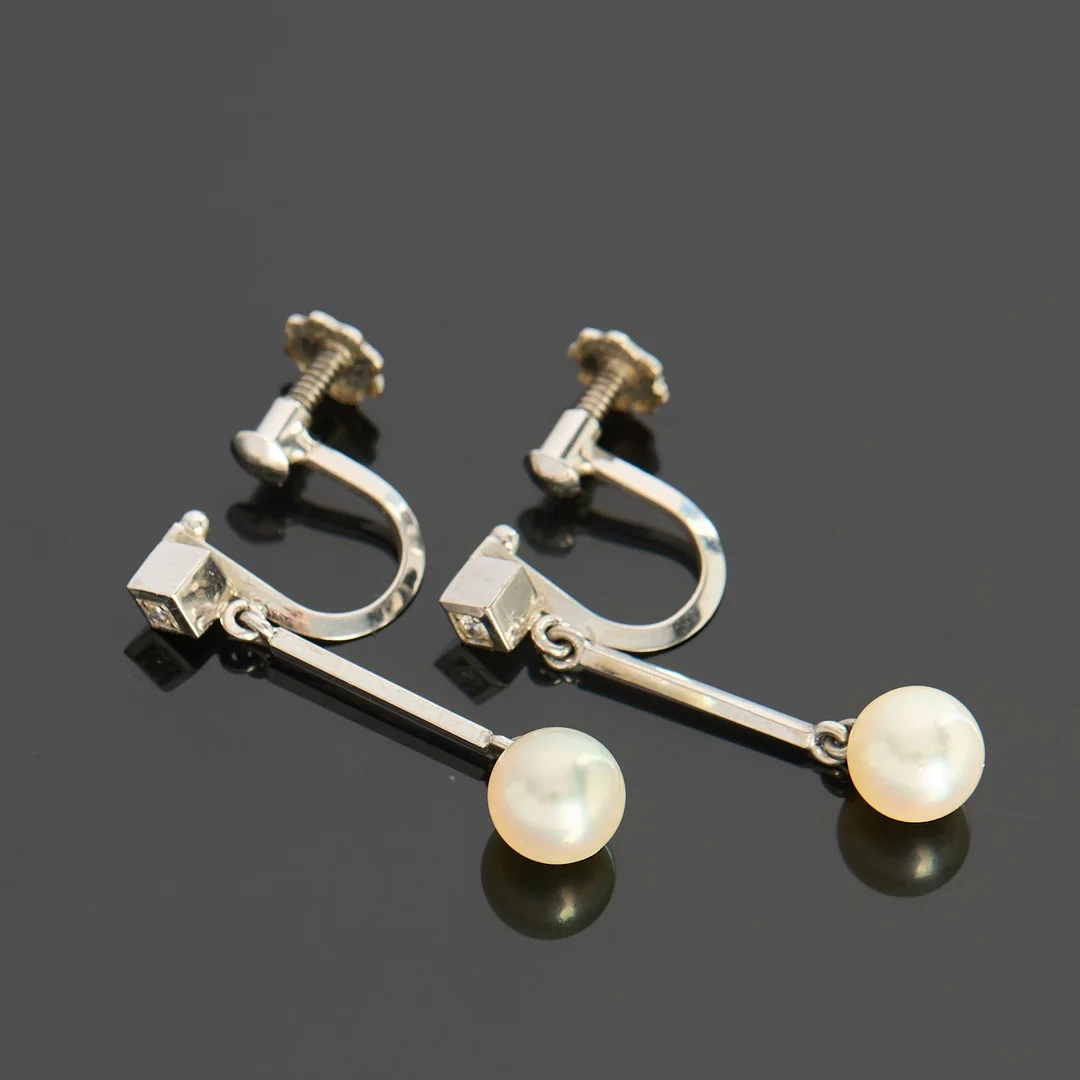 ÖRHÄNGEN, ett par, 18k vitguld, stavlänkar med pärla samt diamant, skruvlås. — Earrings — Crafoord Auktioner Stockholm