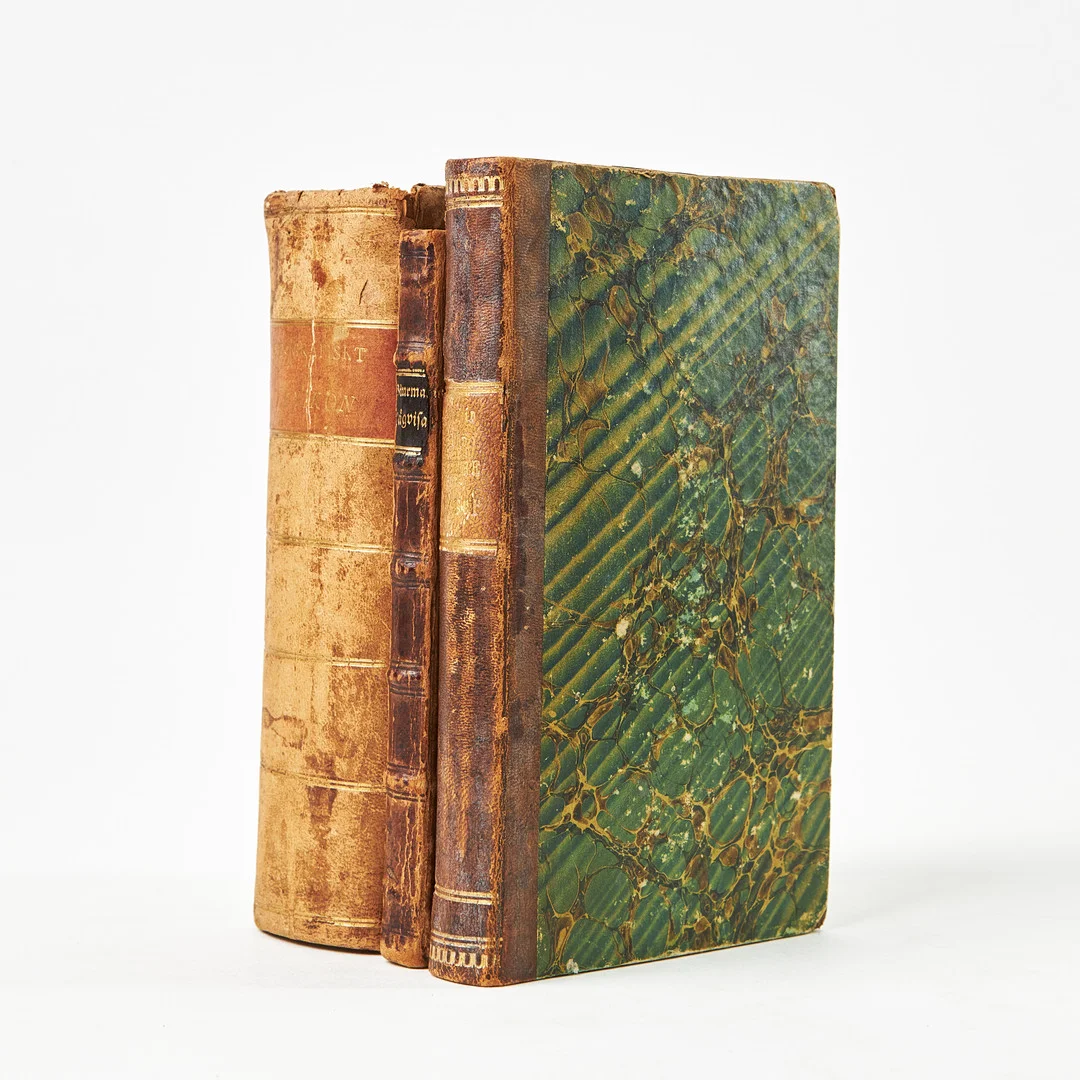 BIURMANS VÄGVISARE OCH 2 VERK TILL OM GEOGRAFI, 3 VOL. — Books — Stockholms Auktionsverk Magasin 5