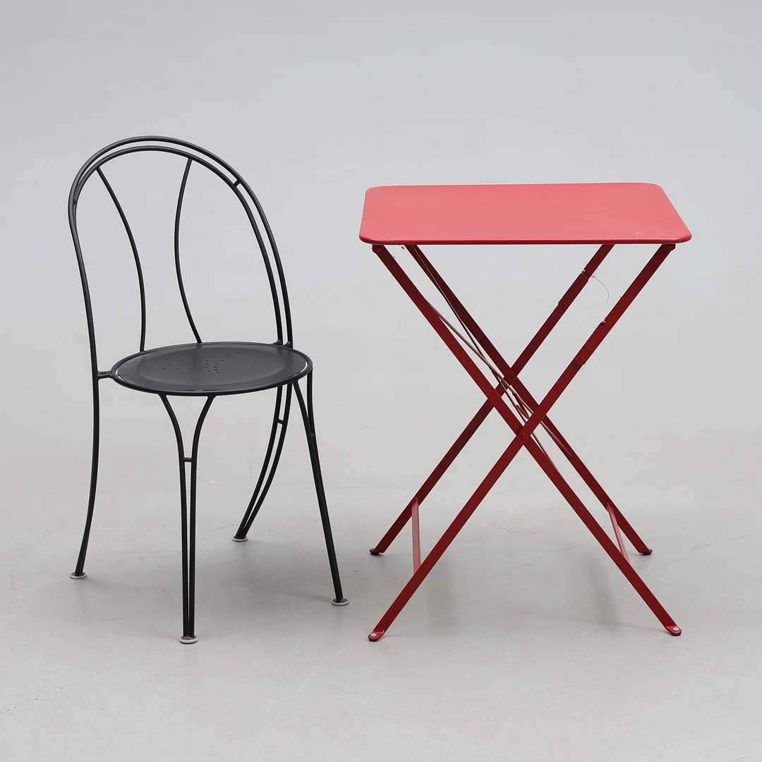 CAFÉBORD BISTRO RÖD. med stol i svartlackerad metall. — Tables — Gomér & Andersson Jönköping