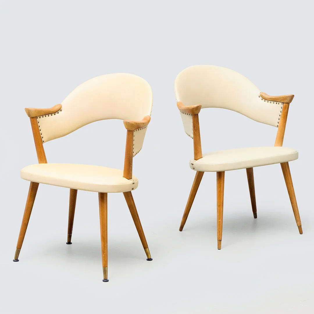 KARMSTOLAR. Ett par, 1900-talets mitt. — Armchairs & Chairs — Uppsala Auktionskammare