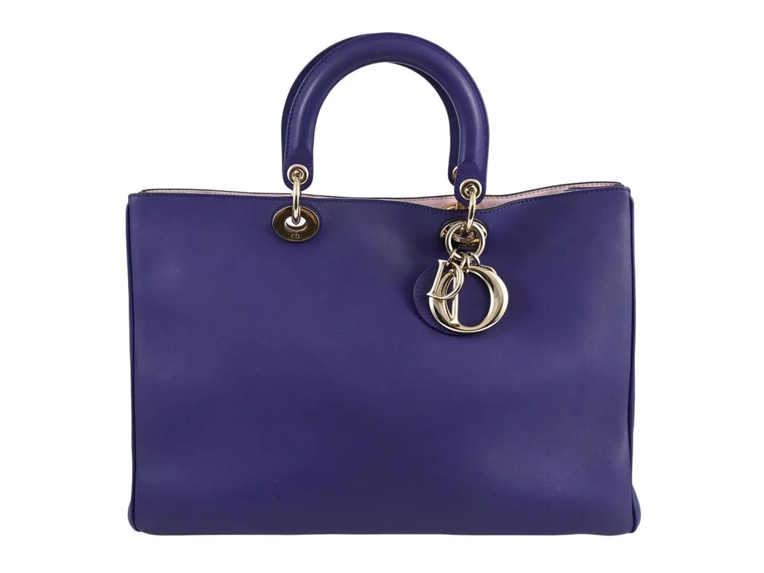 VÄSKA, CHRISTIAN DIOR, Diorissimo Tote, rosa, lila lammskinn, guldfärgade beslag, 37x25x12 cm, märkt 08-MA-0163, år 2013, avtagbar axelrem, inner pochette, 24x16 cm, care booklet, cert, slitage på hörn. — Accessoarer/Väskor — Kaplans