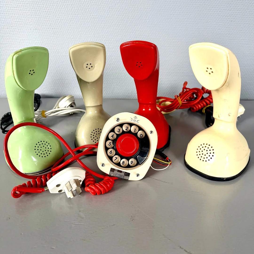 LM ERICSON, telefoner, 4 st, "Kobratelefon/ Ericofon", design Ralph Lysell/ Gösta Thames för LM Ericson, produktionsperiod mellan 1956-1982. — Modern consumer electronics — Skandia Auktion