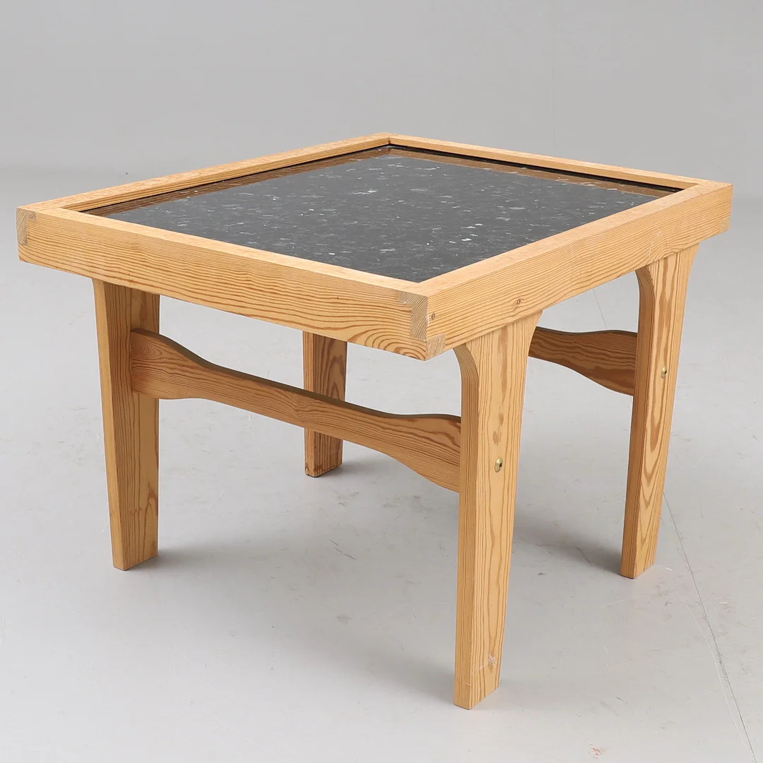 SOFFBORD, furu med stenskiva, 1900-talets senare del. — Tables — RA Auktionsverket Norrköping