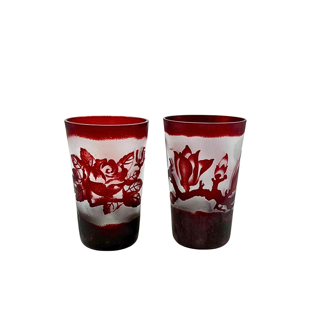 KRÖMER. ZWEI GLASBECHER MIT BLUMENDEKOR. — Art glass — Auktionshaus Stuber's Hammerschlag