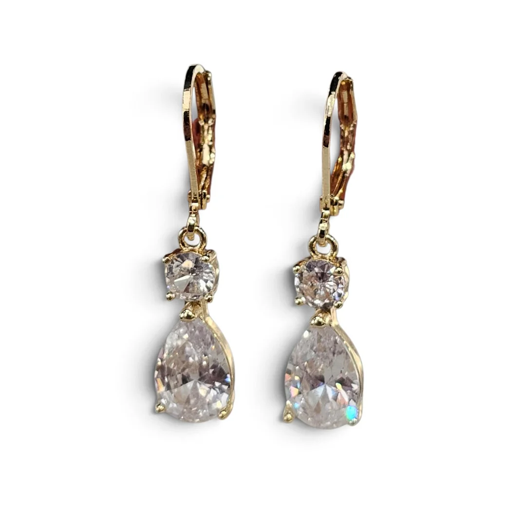 Pendientes dorados con cristales facetados. — Earrings — Arce Auctions