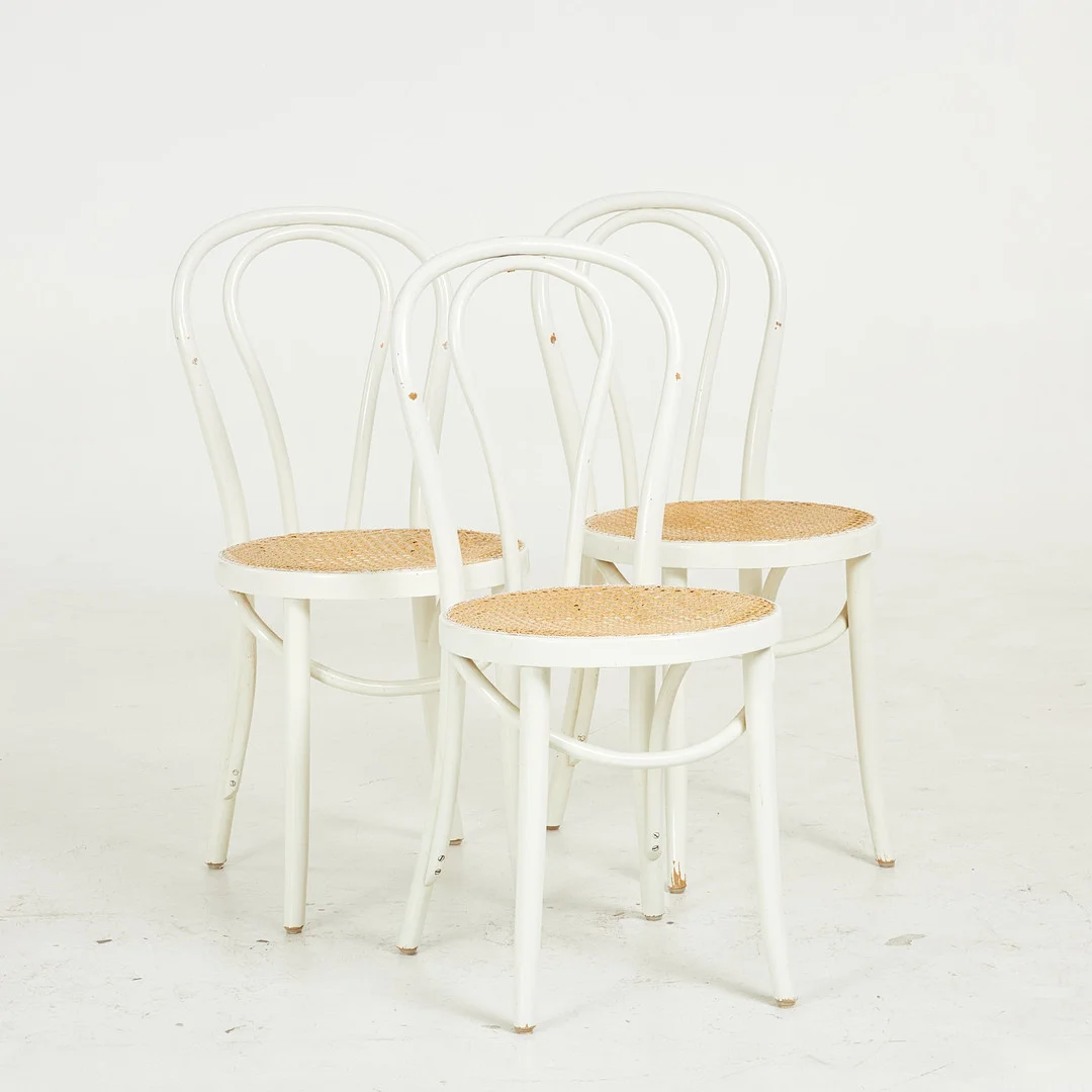 STOLAR, 3 styck, vitlacket böjträ, sits i rotting. — Armchairs & Chairs — Stockholms Auktionsverk Sickla