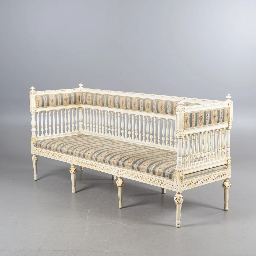 SOFFA, gustaviansk stil, vitmålad, 1900-tal. — Sofas & Seatings — Stockholms Auktionsverk Helsingborg