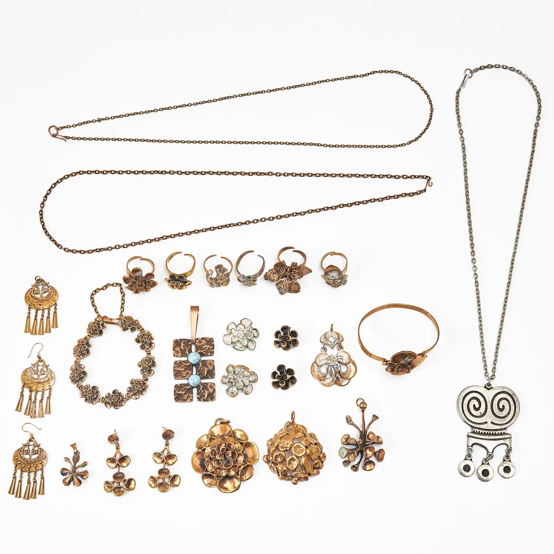 BRONSSMYCKEN, ringar, 6 st., HÄNGEN, 5 st., ARMBAND, KEDJOR, 2 st., ÖRHÄNGEN, 3 par+1, varav Mångudinnan, Kalevala Koru, ARMRING, brons, delvis Lavaserien av Hannu Ikonen, Finland, 1960/1970-tal. — Brooches & Pendants — Stockholms Auktionsverk Magasin 5