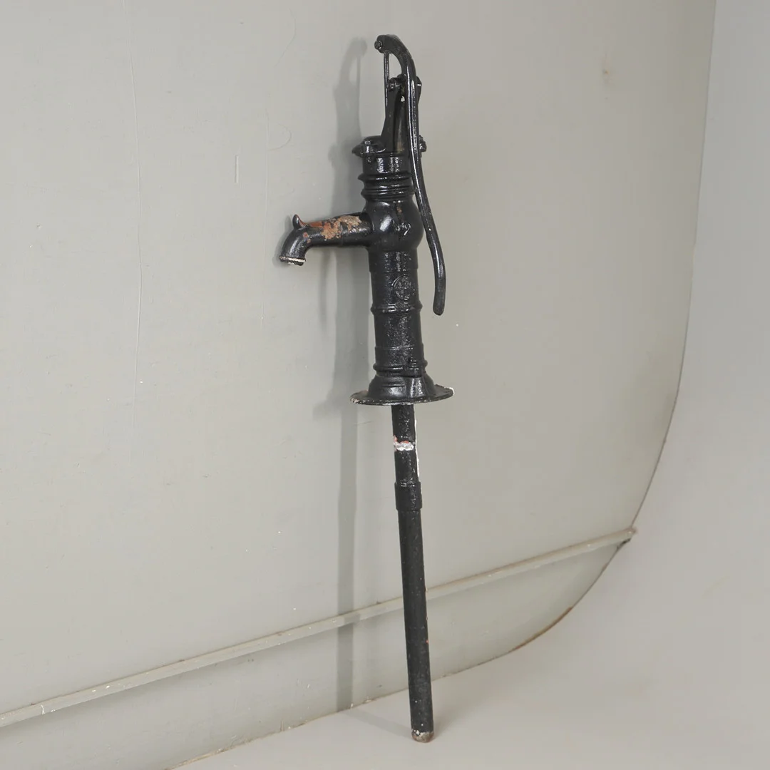 VATTENPUMP, gjutjärn, 1900-talets första hälft. — Miscellaneous — Helsingborgs Auktionskammare