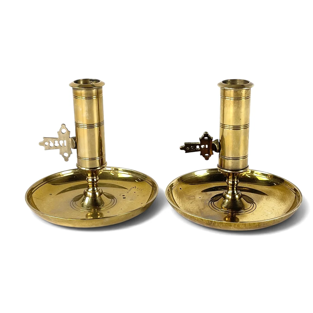 NATTLJUSSTAKAR, 2 st, mässing, Skultuna, Fyrklövern. — Candlesticks — Roslagens Auktionsverk