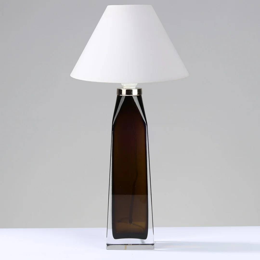 CARL FAGERLUND (1915-2011). Bordlampe af grønbrunt og klart glas og metal, Orrefors, model RD 1884, Sverige, 1900-tallets anden halvdel. — Table Lamps — Palsgaard Kunstauktioner