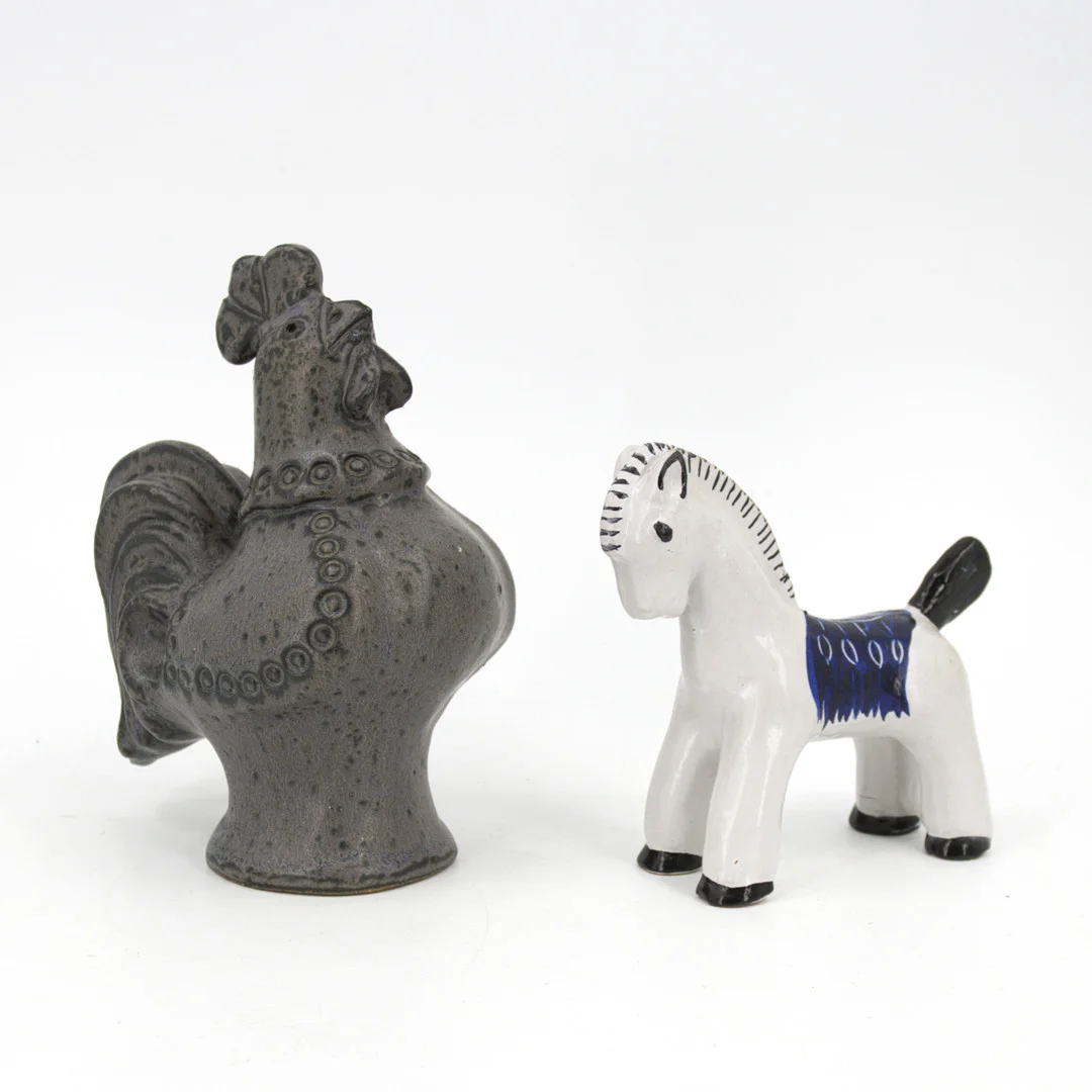 KLAS-GÖRAN KLAESSON. Figuriner, 2 st, tupp och häst, glaserat lergods, bl.a Klas-Göran Klaesson, Höganäs. — European — Höganäs Auktionsverk