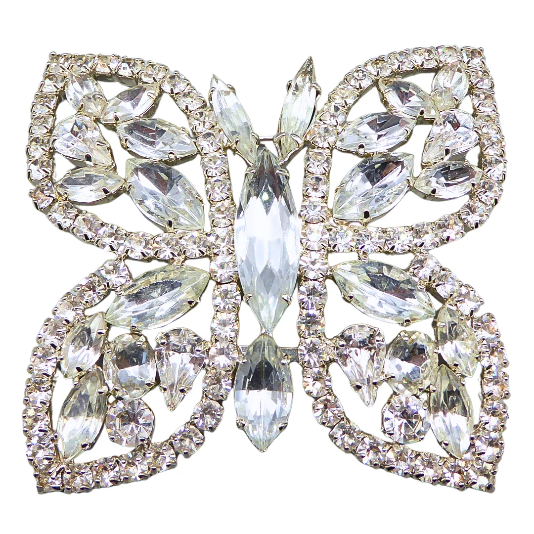 FUNKELNDE SCHMETTERLINGSBROSCHE MIT KLAREN KRISTALLEN. — Brooches & Pendants — Auktionshaus Stuber's Hammerschlag