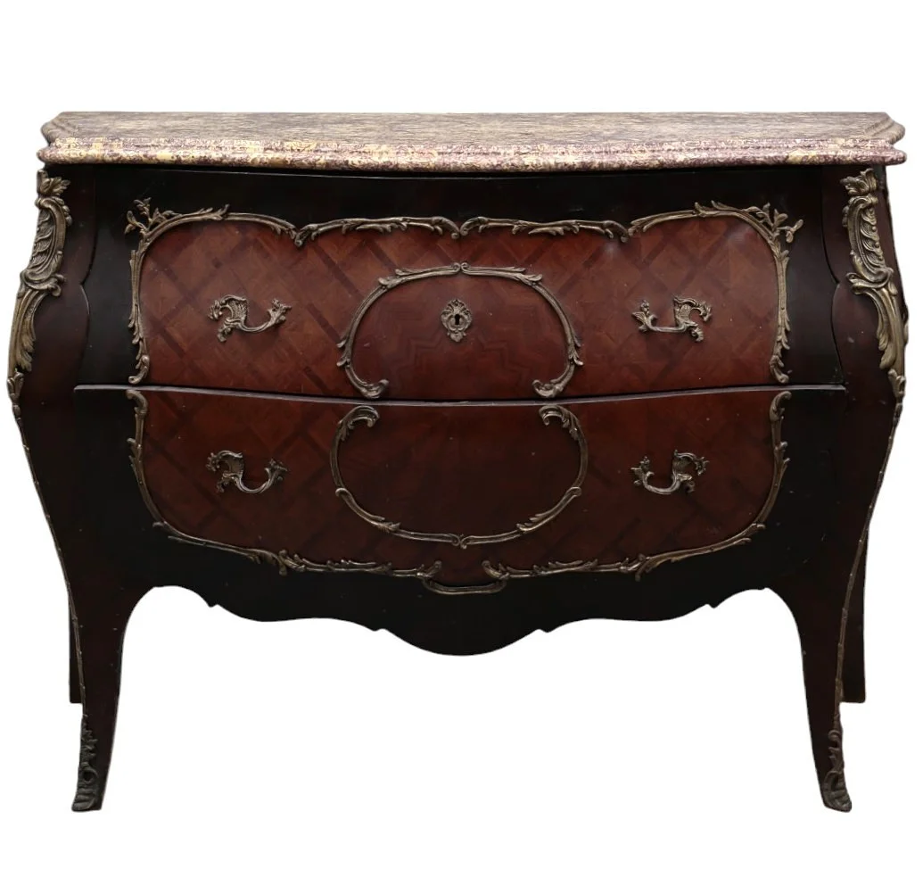 Louis XV-style “bombée” chest of drawers in marquetry with bronze applications, from the 20th century. — Chests of drawers — Balclis