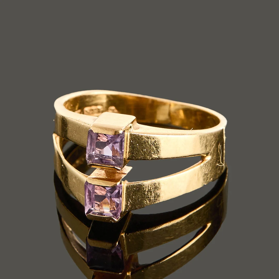 RING, 18k guld, genombruten dekor med två trappslipade ametister, Guldvaruaktiebolaget G. Dahlgren & Co, 1966, Malmö. — Rings — Crafoord Auktioner Stockholm