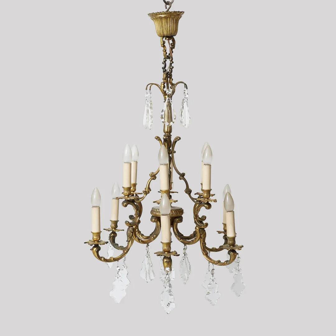 Tolvarmet lysekrone af forgyldt bronze, 1900-tallets første halvdel. — Chandeliers — Bidstrup Auktioner