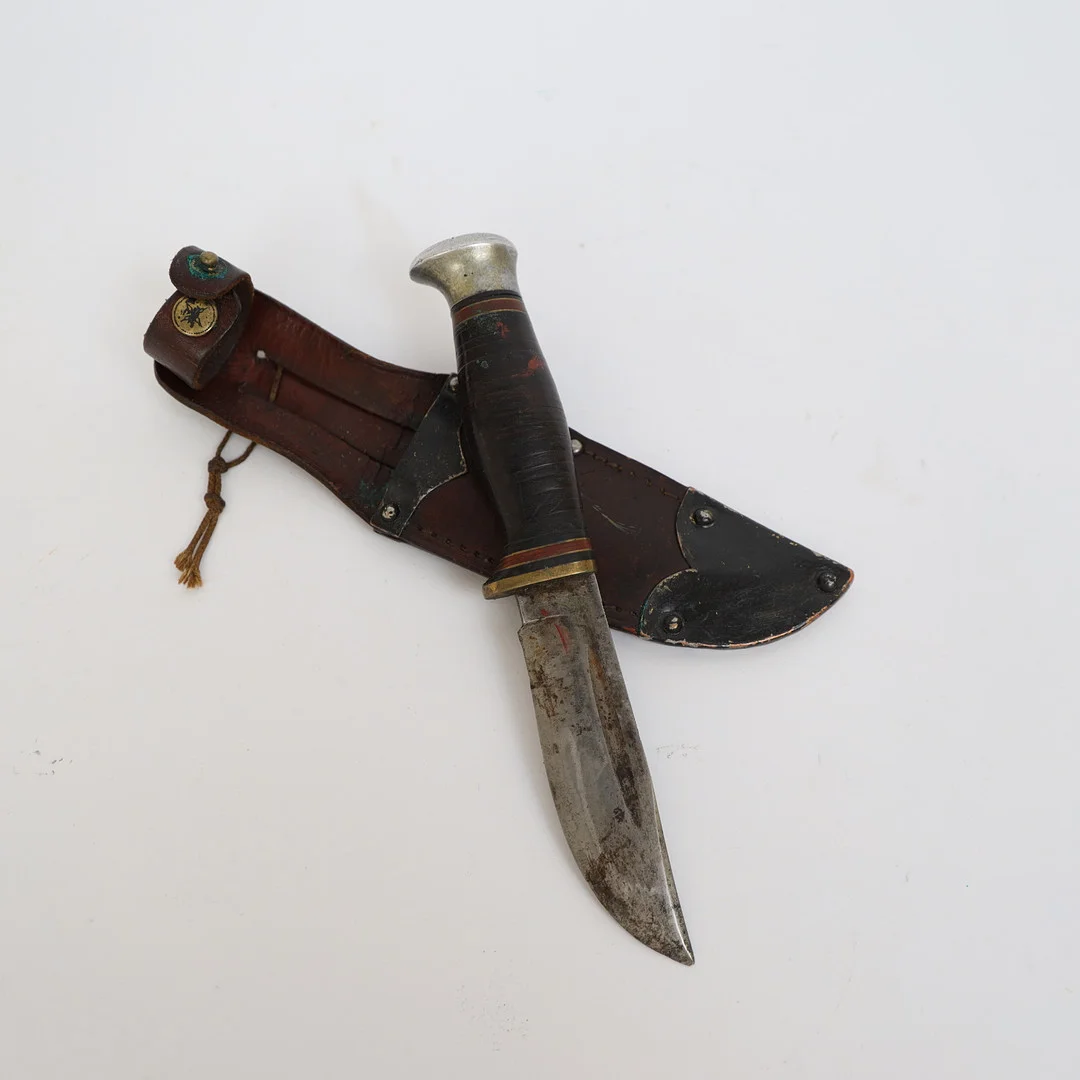 J.A HELLBERG. Kniv med slida, eskilstuna, handtag av trä och mässing, Slida av läder. — Edged weapons — Falun Auktionsbyrå