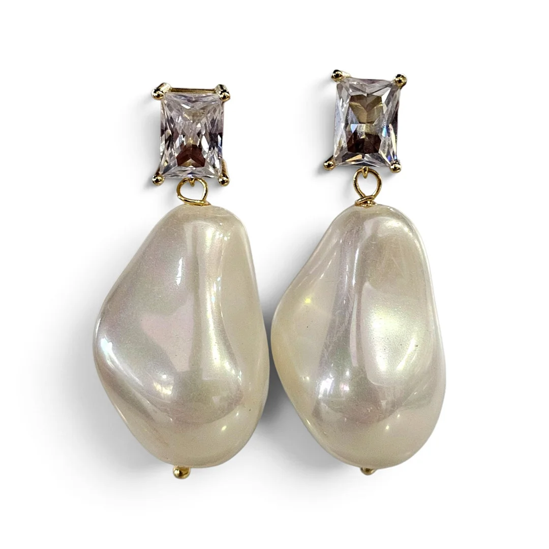 Pendientes en metal dorado con detalle de circonitas y símil perla. — Earrings — Arce Auctions