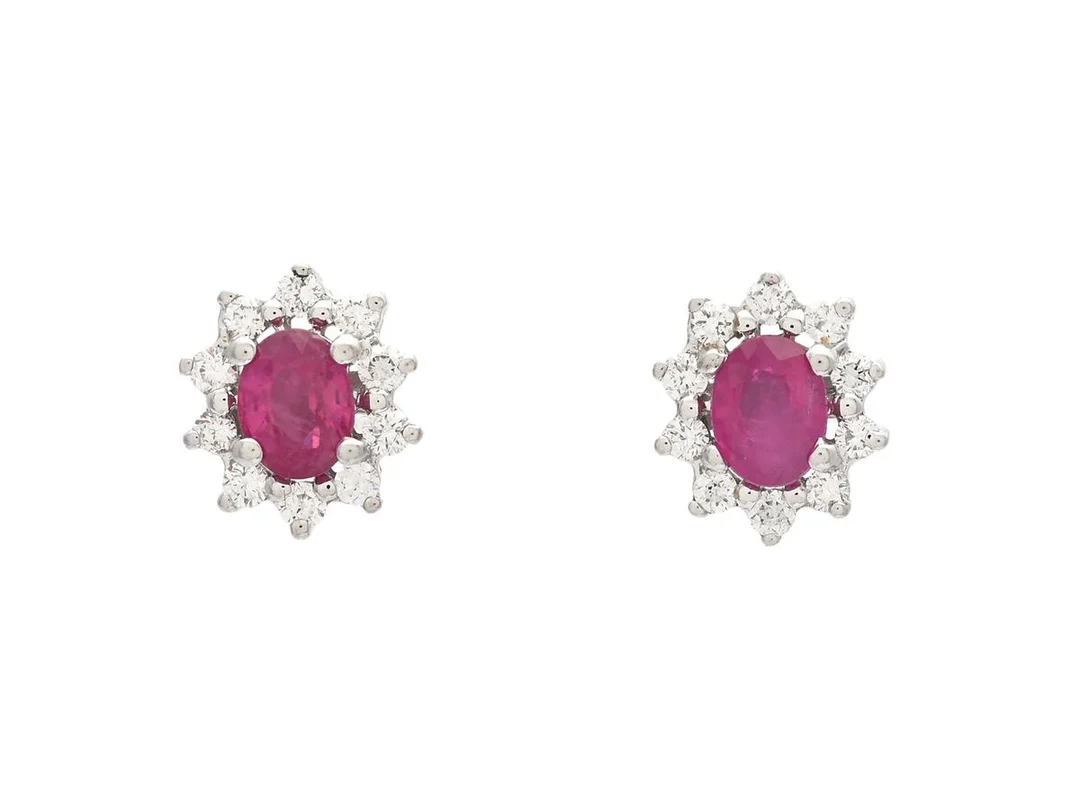 CARMOSÉÖRHÄNGEN, 18K vitguld, 2 ovalslipade rubiner, 20 briljantslipade diamanter ca 0,20 ctv, ca TW-W/VS, 7,6x6,3 mm, vikt 2,0 g, stift. — Smycken/Örhängen — Kaplans