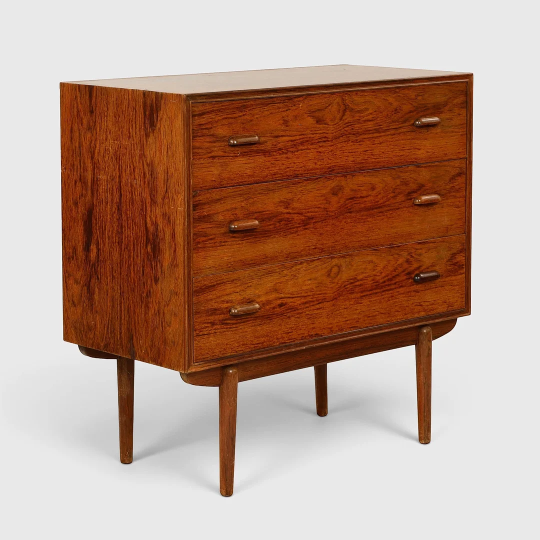 Kommode af palisander med tre skuffer, dansk møbelproducent, Danmark, ca. 1960'erne. — Chests of drawers — Palsgaard Kunstauktioner