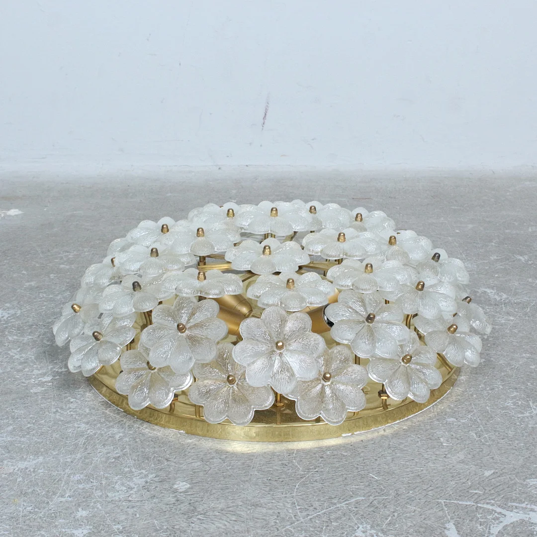 ERNST PALME. Deckenleuchte / Lampe, aus Messing und Glas, 1960er Jahre, Deutschland, florales Design. — Ceiling lights — Stockholms Auktionsverk Düsseldorf/Neuss