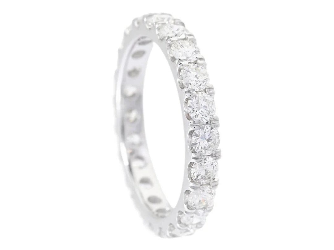 HELALLIANSRING, 18K vitguld, 21 briljantslipade diamanter ca 1,79 ctv, ca TW-Cr/VVS-VS, stl 16,5 mm, 3,0 g. — Smycken/Alliansring — Kaplans