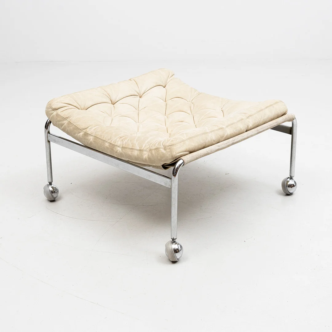 BRUNO MATHSSON. Pall på Hjul, läder och kromat stål, "Karin", för DUX. — Armchairs & Chairs — Auktionshuset Kolonn