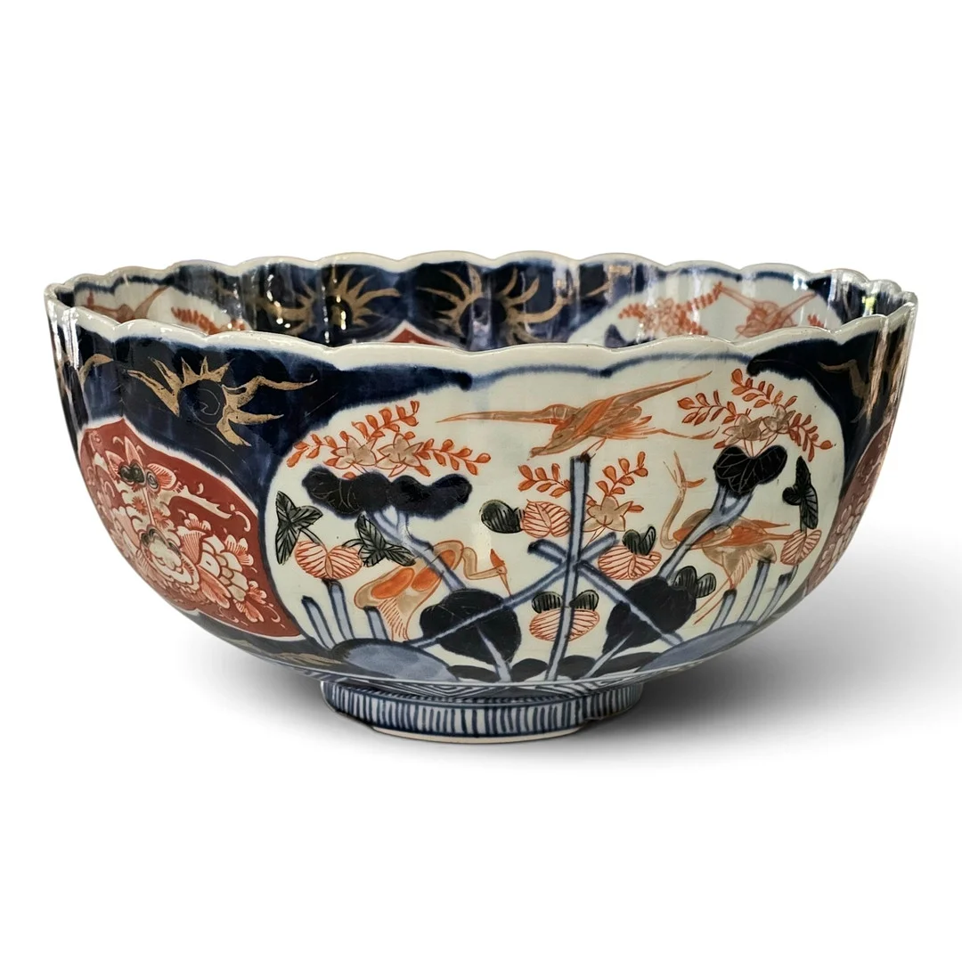 Bol en porcelana Imari con motivos florales y animales. Finales siglo XIX. — Ceramics & Porcelain — Arce Auctions