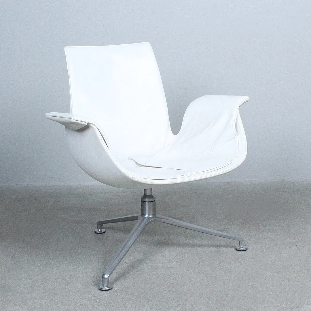 JØRGEN KASTHOLM & PREBEN FABRICIUS. Walter Knoll, Sessel / Lounge Chair, Modell '6727 Tulip', Aluminium, Leder, Deutschland, 1950er Jahre. — Armchairs & Chairs — Stockholms Auktionsverk Düsseldorf/Neuss