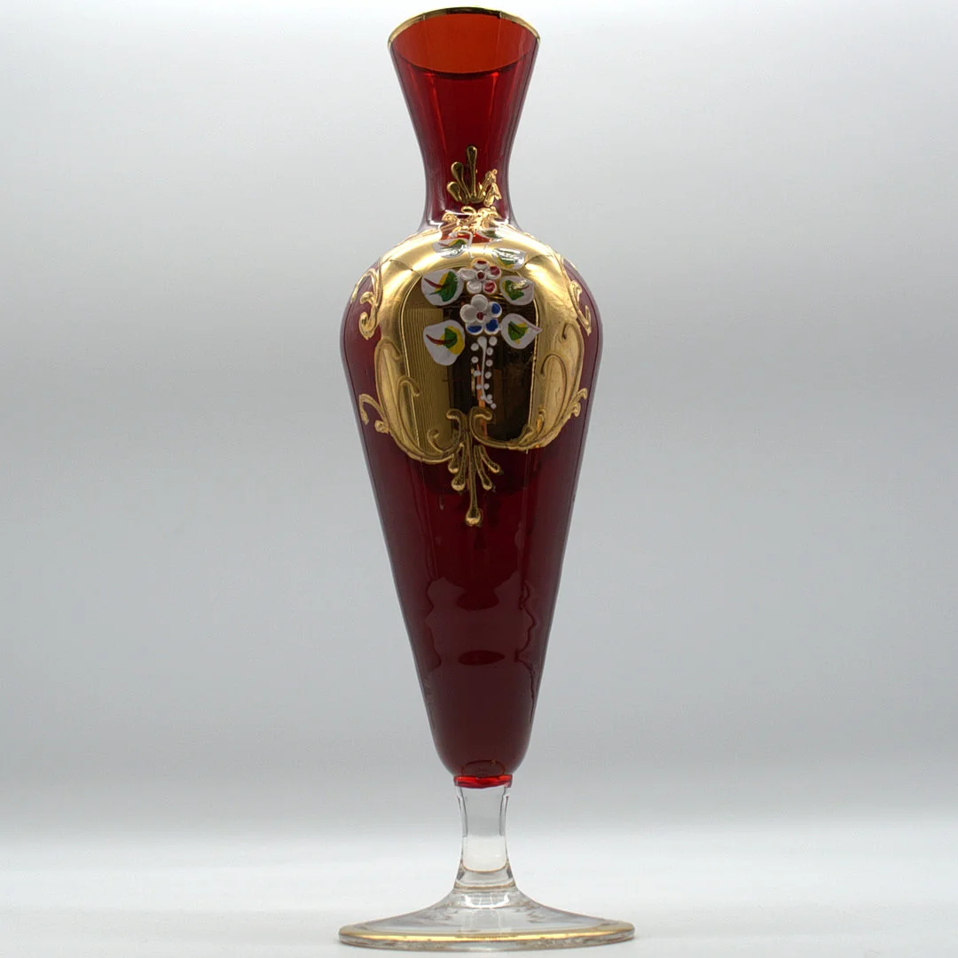 VENEZIANISCHE VASE,RUBINROT, GLAS, MIT GOLD UND BLUMENDEKOR, GOLDRAND, ITALIEN UM 1970. CA. 25 CM. — Art glass — Kunst- und Auktionshaus Kleinhenz
