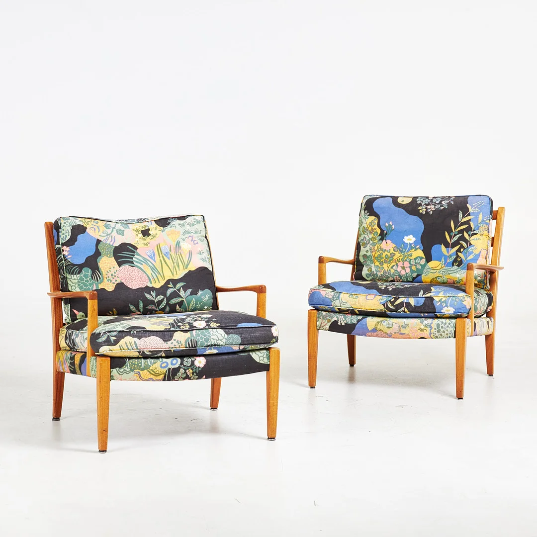 ARNE NORELL. Fåtöljer, 1 par "Löven", valnöt, plymåer klädda i "Anakreon"-textil från Svenskt Tenn. — Armchairs & Chairs — Stockholms Auktionsverk Sickla