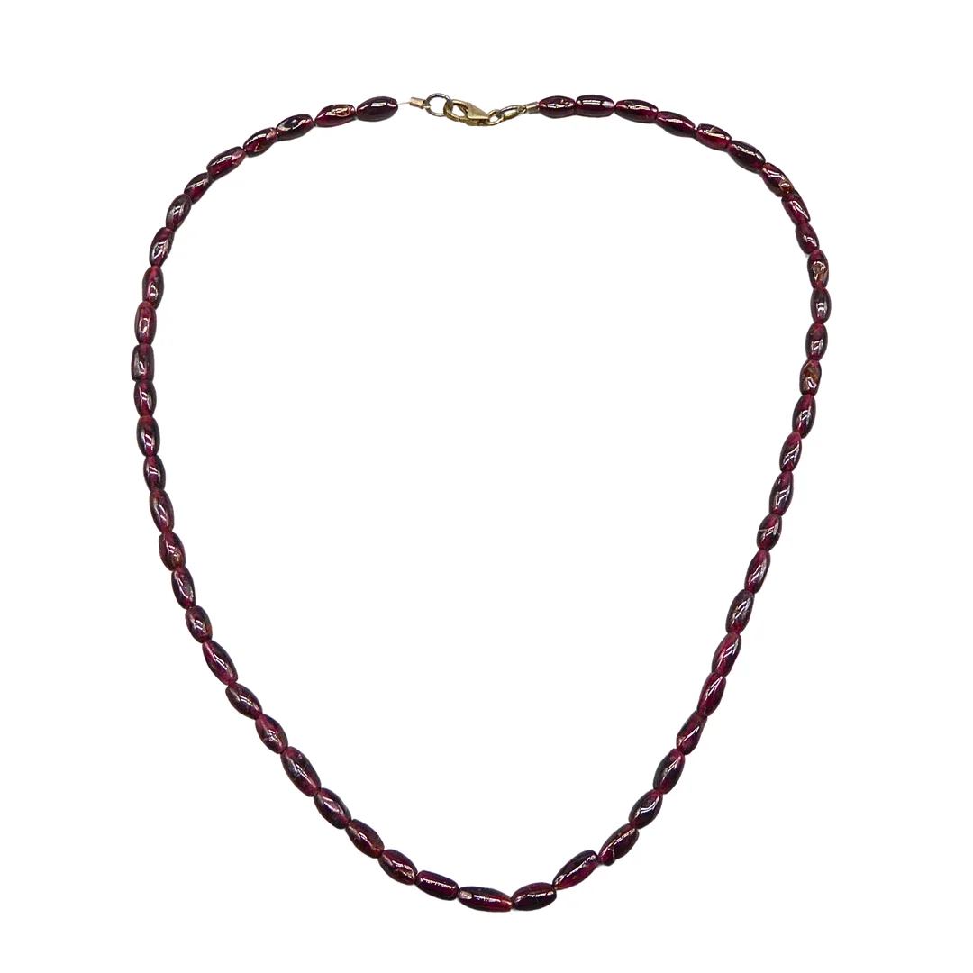 HALSKETTE AUS OLIVENFÖRMIGEN GRANATPERLEN MIT KARABINERVERSCHLUSS, SILBER 925. — Necklace — Auktionshaus Stuber's Hammerschlag