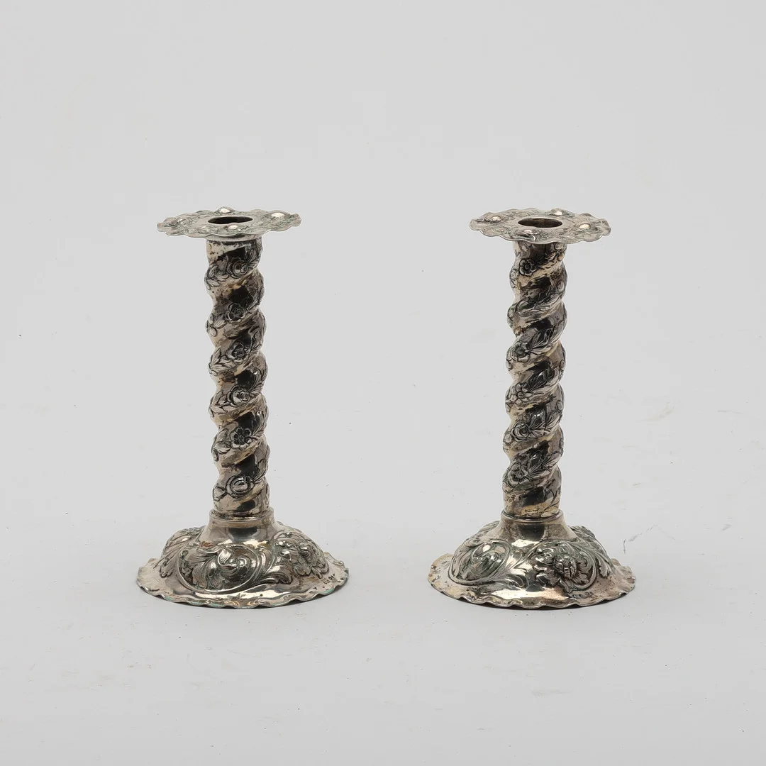 LJUSSTAKAR, ett par, barockstil, silver. — Silver — Uppsala Auktionskammare