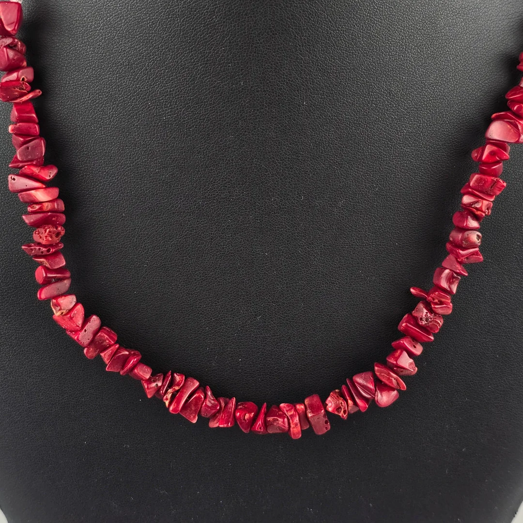 Lange KORALLENKETTE - unregelmäßige Korallensteine (Breite ca. 5 bis 12 mm). — Necklace — Auktionshaus Blank