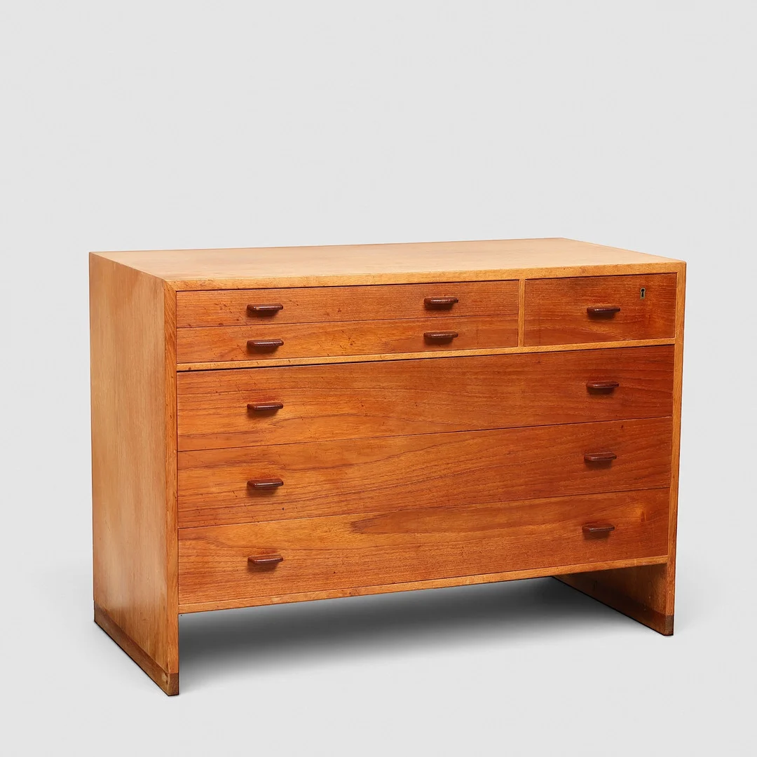 HANS J WEGNER. "Ry 16", kommmode af eg, front med seks skuffer af teak, Ry Møbler, Danmark, formgivet 1951. — Chests of drawers — Palsgaard Kunstauktioner