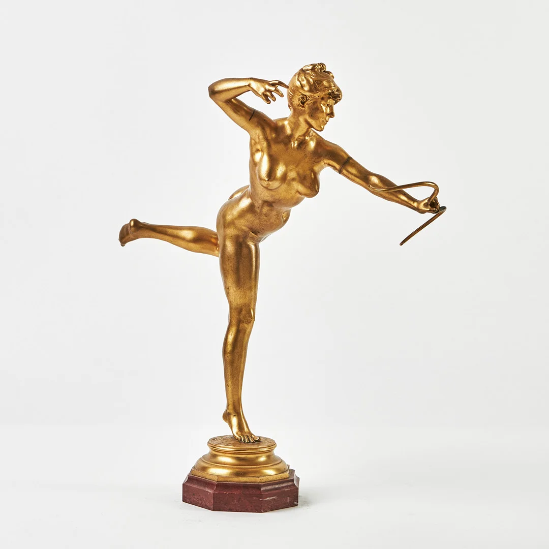 ALEXANDRE FALGUIÈRE (1831-1900). Skulptur, föreställande Jaktgudinnan Diana, förgylld brons, signerad A Falguière, Med gjutarstämpel Thiebaut Freres Fondeurs, Paris. — Sculptures & Bronzes — Stockholms Auktionsverk Magasin 5