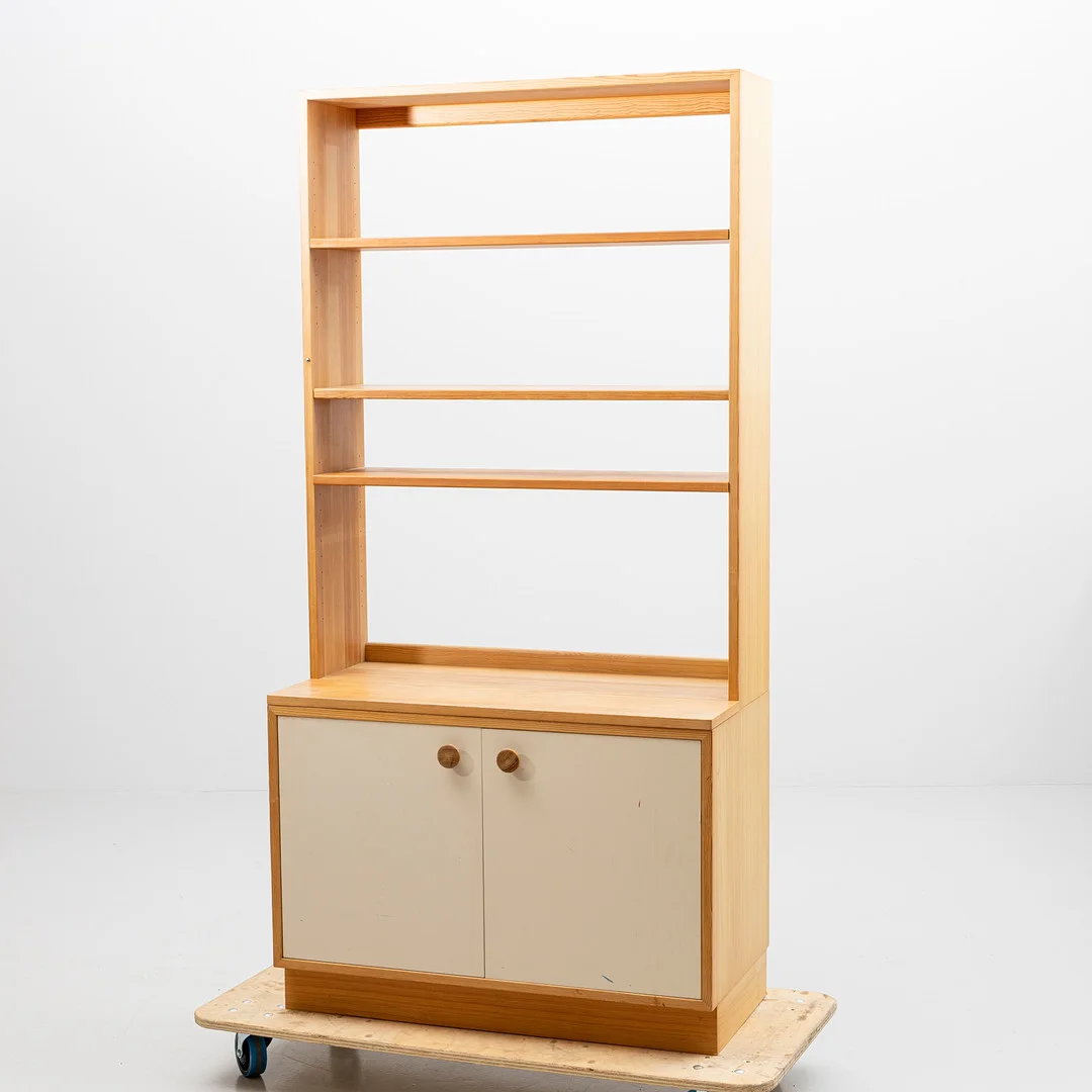 KARIN MOBRING. Bokhylla med skåp, 2 moduler, "Rydbo", furu, IKEA, 1960-/70-tal. — Cupboards, Cabinets & Shelves — Auktionshuset Kolonn