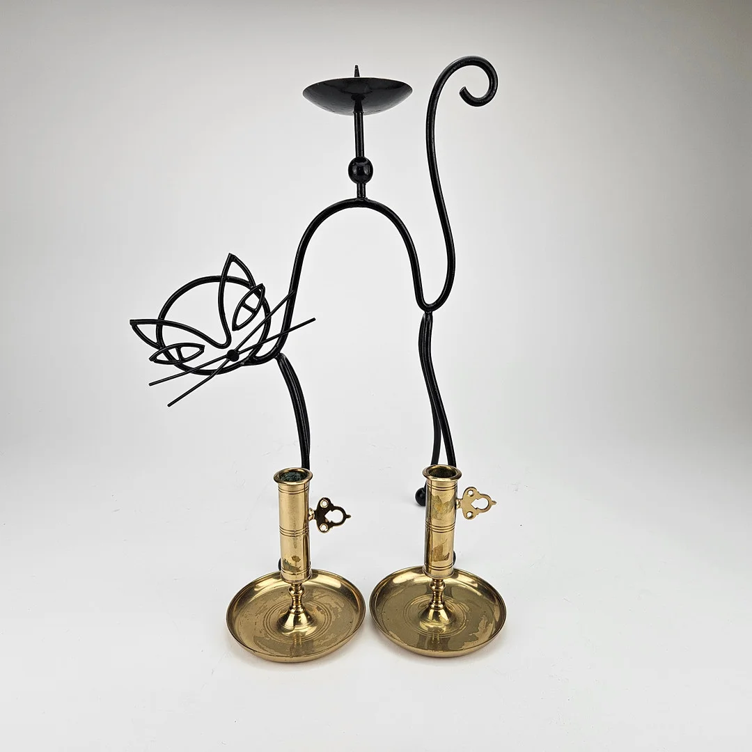 LJUSSTAKE, katt, lackerad metall, kulfötter i trä, Gunnar Ander, LJUSSTAKAR, ett par, mässing, Ystad-Metall. — Candlesticks — Auktionshuset Thörner & Ek