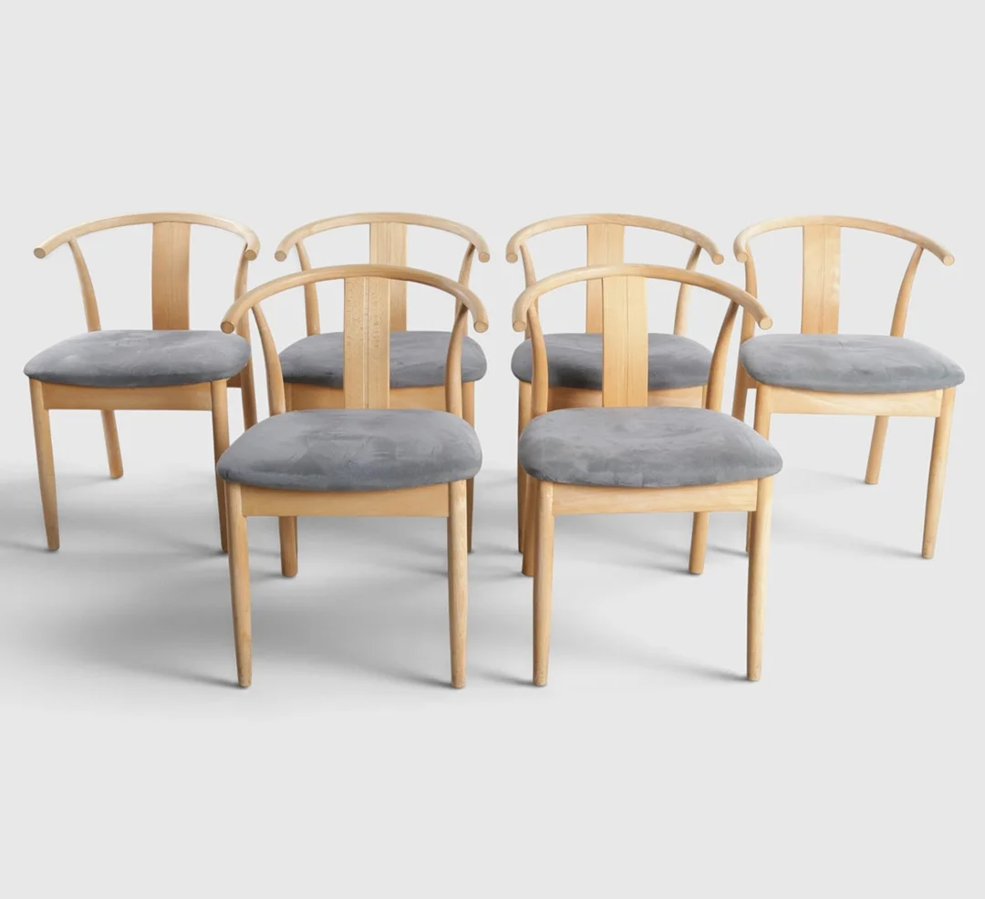 Sæt på seks spisestole med stel af bøg, sæder betrukket med gråt møbelstof. Danmark (6). — Armchairs & Chairs — Woxholt Auktionshus