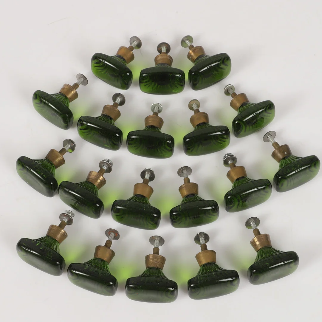 DÖRRKNOPPAR, 19 stycken, grönt glas/mässing, 1970-tal. — Miscellaneous — Helsingborgs Auktionskammare