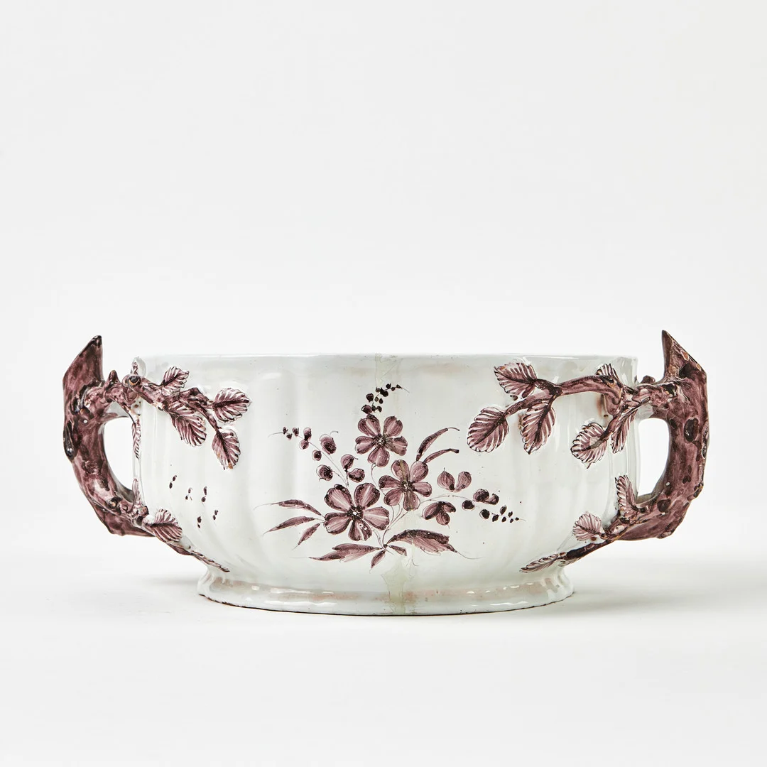 KAROTT, fajans, Frankrike, troligen Lunéville, 1700-tal, rund form, dekor av blommor i magenta, hänklar i form av grenverk. — European — Stockholms Auktionsverk Magasin 5