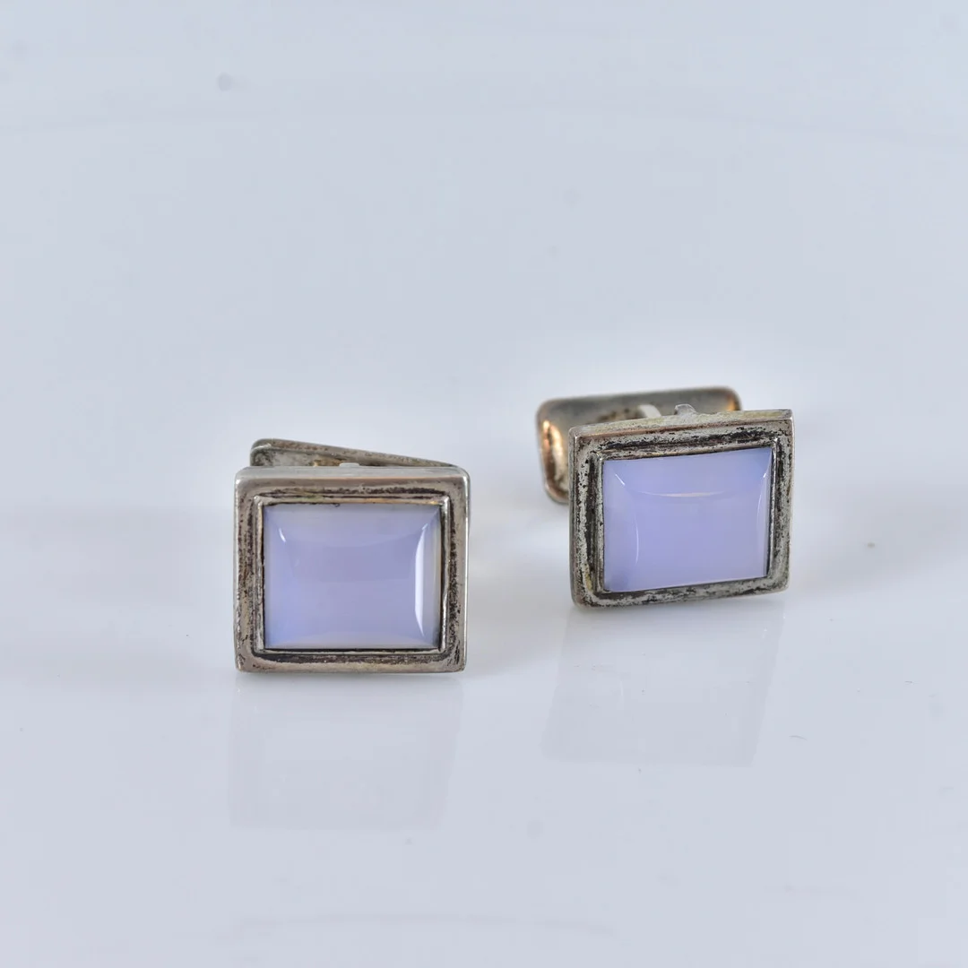 MANSCHETTKNAPPAR, med kalcedon, silver. — Cufflinks & Tie Pins — Halmstads Auktionskammare