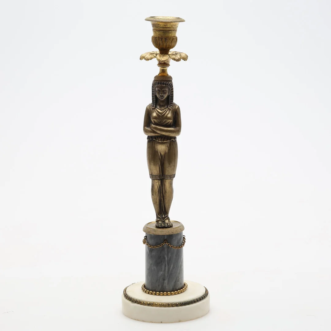 LJUSSTAKE på marmorsockel 1800-tal. — Candlesticks — Höörs Auktionshall