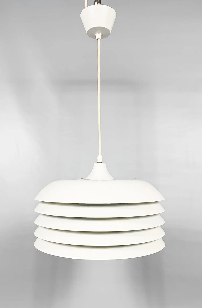 HANS AGNE JAKOBSSON. TAKLAMPA, modell "T 742", lackerad plåt, Markaryd. — Ceiling lights — Auktionshuset STO Bohuslän