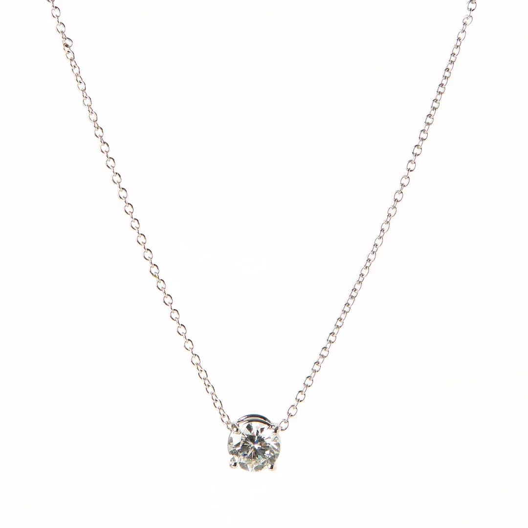 HÄNGE, 18K vitguld med briljantslipad diamant ca 0.91 ct. — Brooches & Pendants — Stockholms Auktionsverk Göteborg