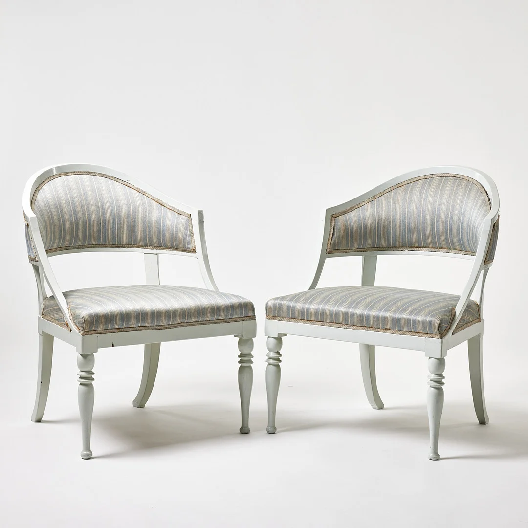 BALJFÅTÖLJER, ett par, sengustavianska stockholmsarbeten, omkring 1800, Ephraim Ståhls art, träskuren dekor. — Armchairs & Chairs — Stockholms Auktionsverk Magasin 5