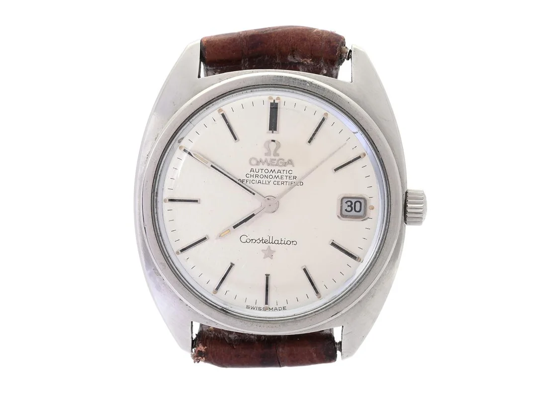 OMEGA, Constellation "C", Chronometer, s.k. "Linen Dial", Cal 564, Serie nr. 31187958, Ref nr. ST 168.017, Boett nr. 168.017 SP (K.B), herrur, 35 mm, stål, automatisk, plexiglas, datum, servicebehov, läderband, ca 1969. — Klockor/Omega — Kaplans