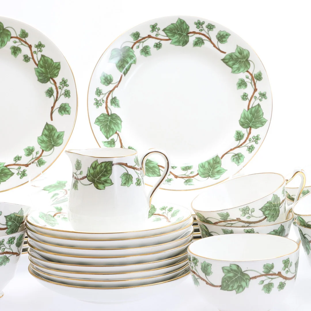 SERVISDELAR, 33 delar, porslin Crown Staffordshire. — European — RA Auktionsverket Norrköping