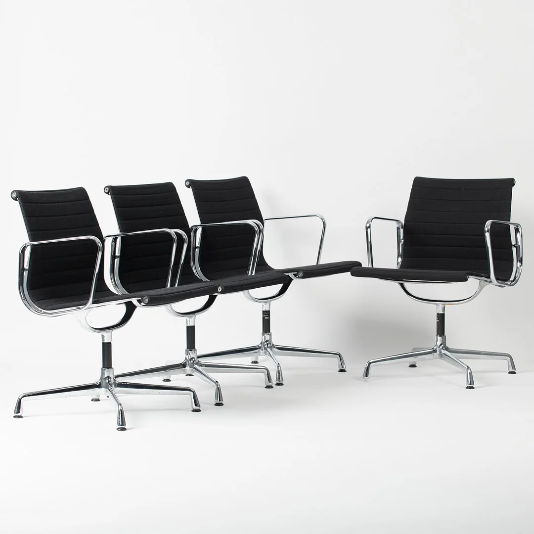 CHARLES & RAY EAMES. Vitra / Hermann Miller. Set Bürostühle / Aluminium Chairs, Modell 'EA 107', Aluminium, Hopsak, Entwurf 1958, Deutschland. (4). — Armchairs & Chairs — Stockholms Auktionsverk Köln