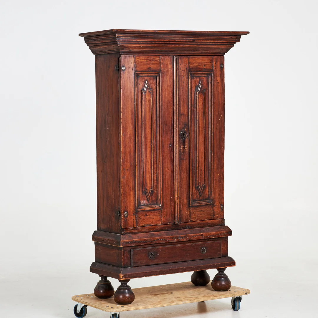 SKÅP, 1700-tal, barock, furu, på kulfötter. — Cupboards, Cabinets & Shelves — Stockholms Auktionsverk Sickla